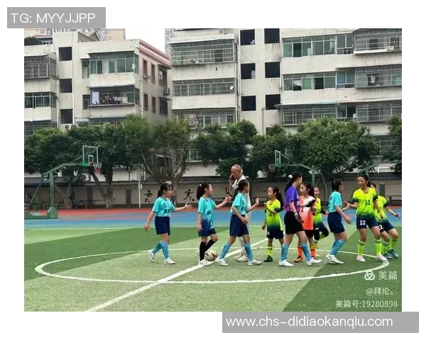 在阳光下奔跑的梦想踢足球的小女孩展现无畏勇气与无限可能 在阳光下奔跑的梦想踢足球的小女孩展现无畏勇气与无限可能